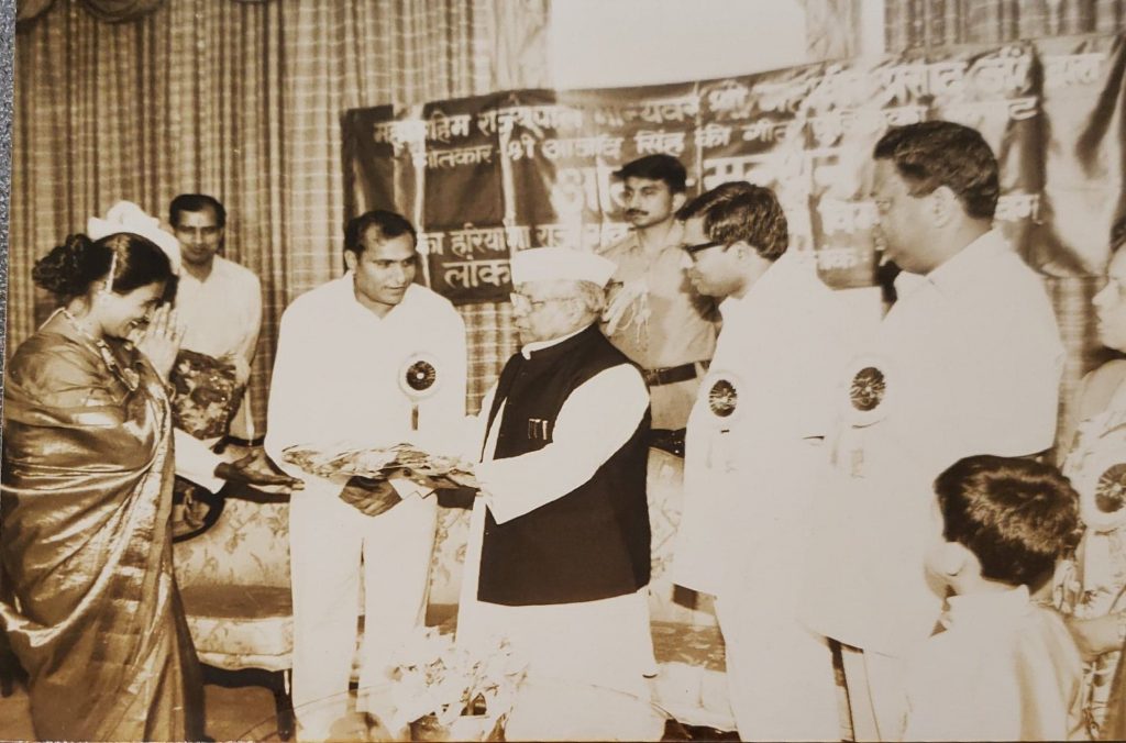 Rachna Mehra receiving award from Governer of Haryana, India
